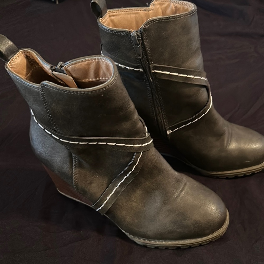 Cute, dark grey booties